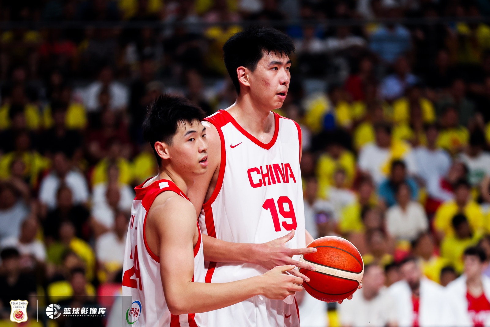 华体会体育登录入口-媒体人：中国男篮集训队老中青3代搭配 年龄结构合理开始逐步换血